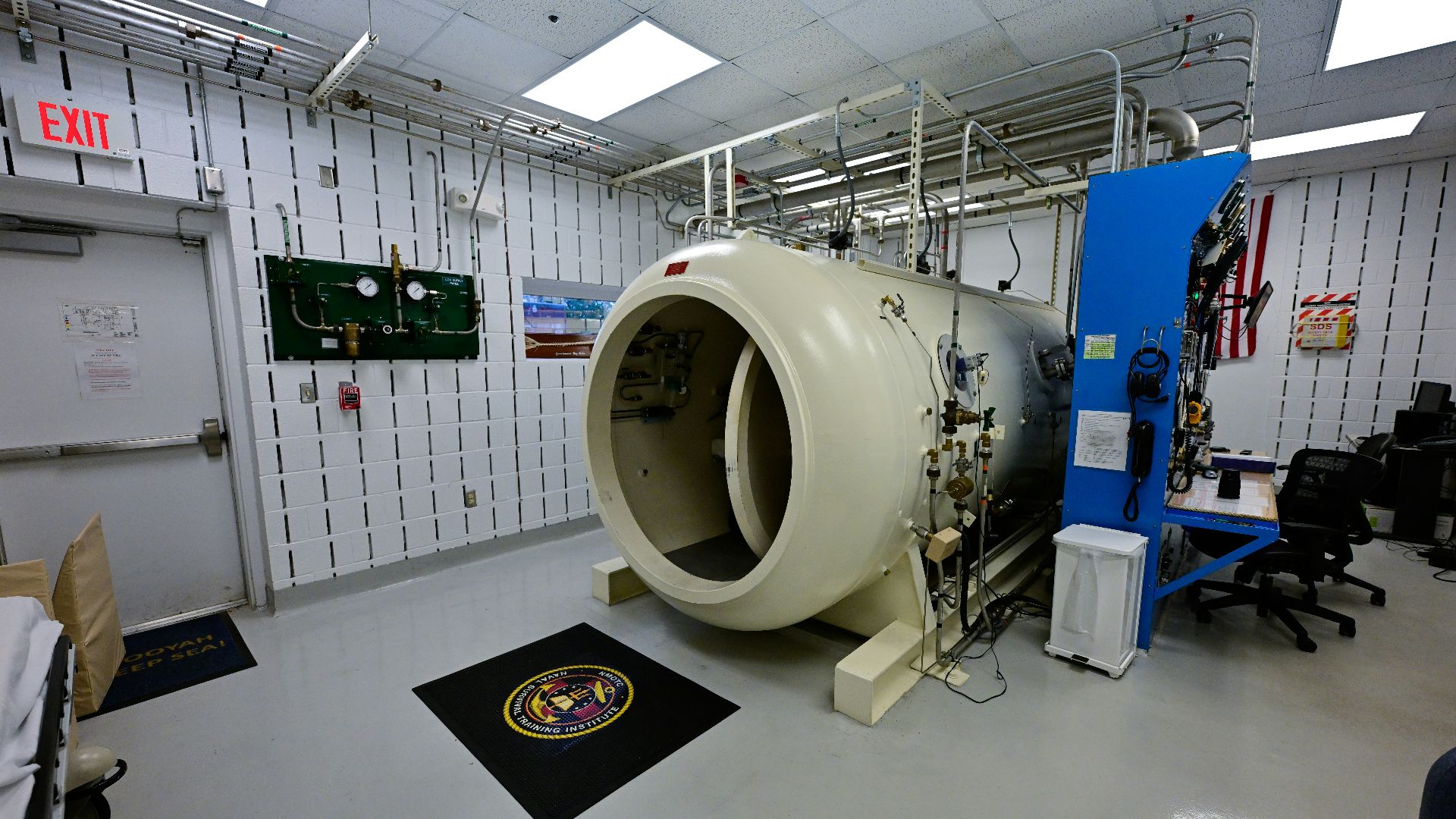 Large hyperbaric chamber in a medical room