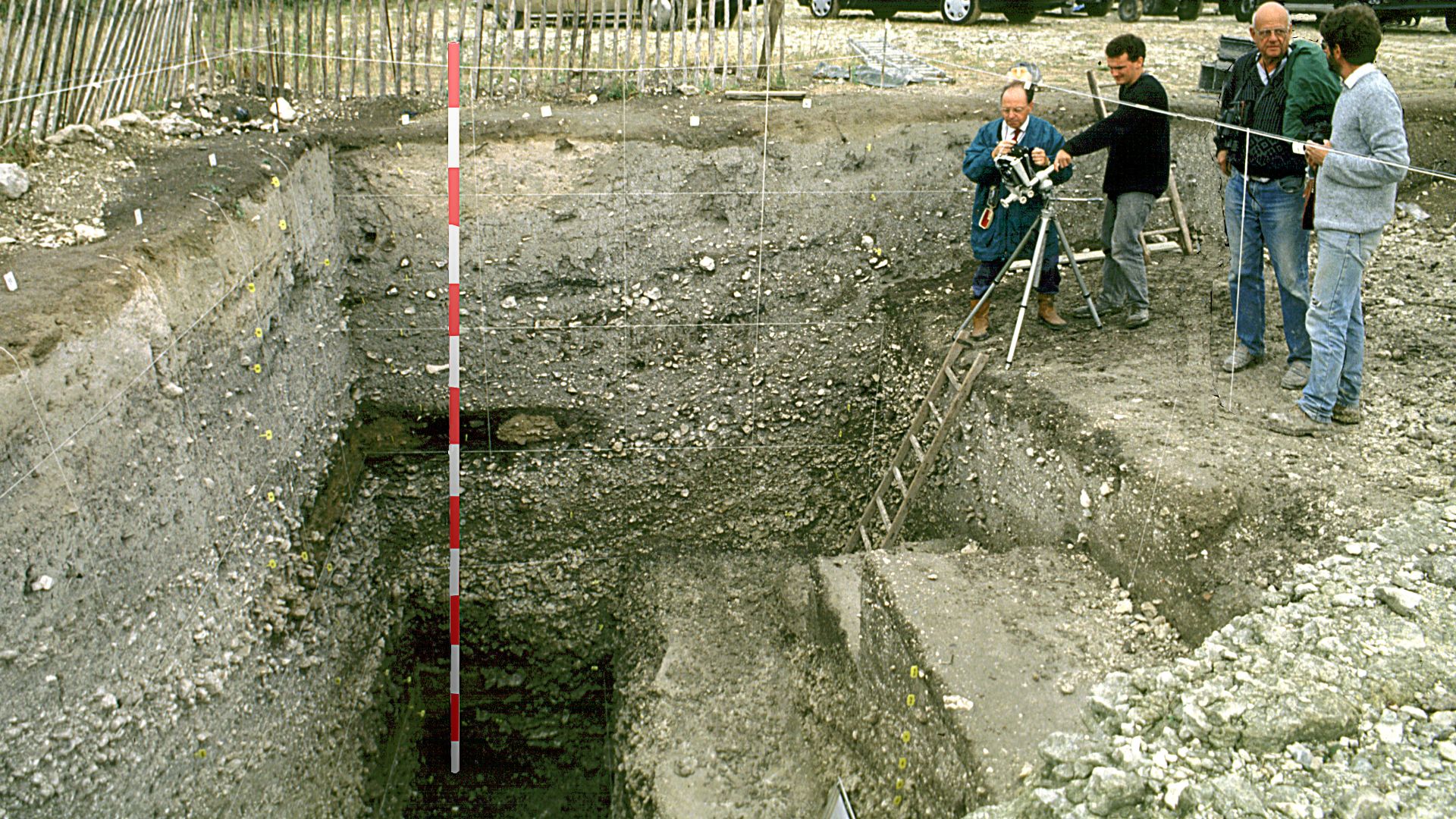 Coupe de la grande fosse des fouilles du camp néolithique du lieu-dit Diconche aux environs de Saintes (Charente-Maritime). Sur presque 7 mètres de hauteur, les trois niveaux d'occupation apparaissent : en bas, le niveau Peu-Richardien daté de 2.700 à 2.5