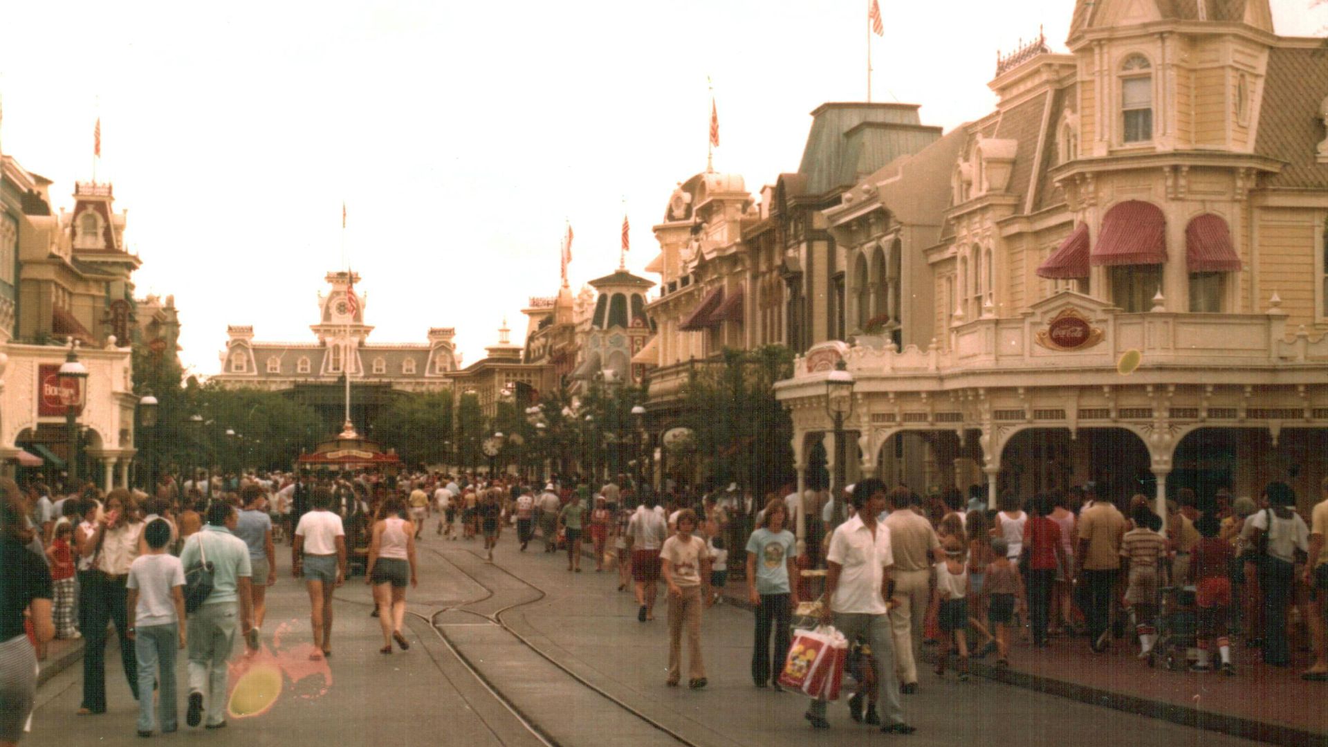 Live in Florida, august, 1977, United States of America. Disneyland.. Published under Creative Commons in the Metapolisz DVD line.