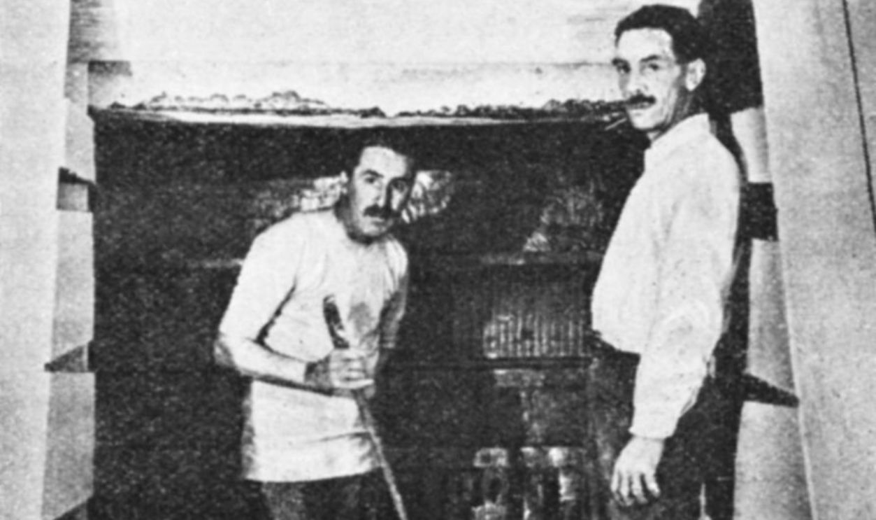 Howard Carter (left) reached the entrance to Tut'ankhamun's tomb at Luxor 1922-3