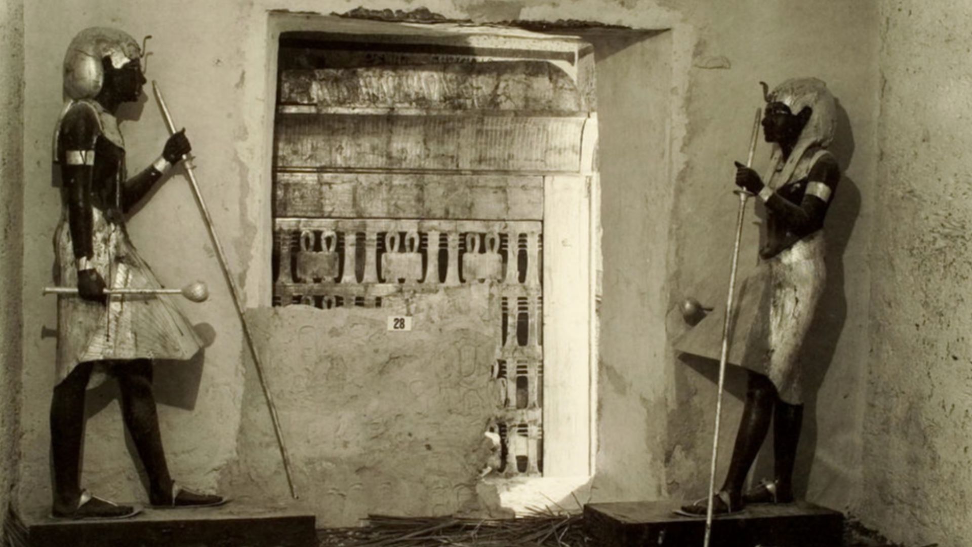 Harry Burton: Tutankhamun tomb photographs: a photographic record in 5 albums containing 490 original photographic prints ; representing the excavations of the tomb of Tutankhamun and its contents. Vol. 4