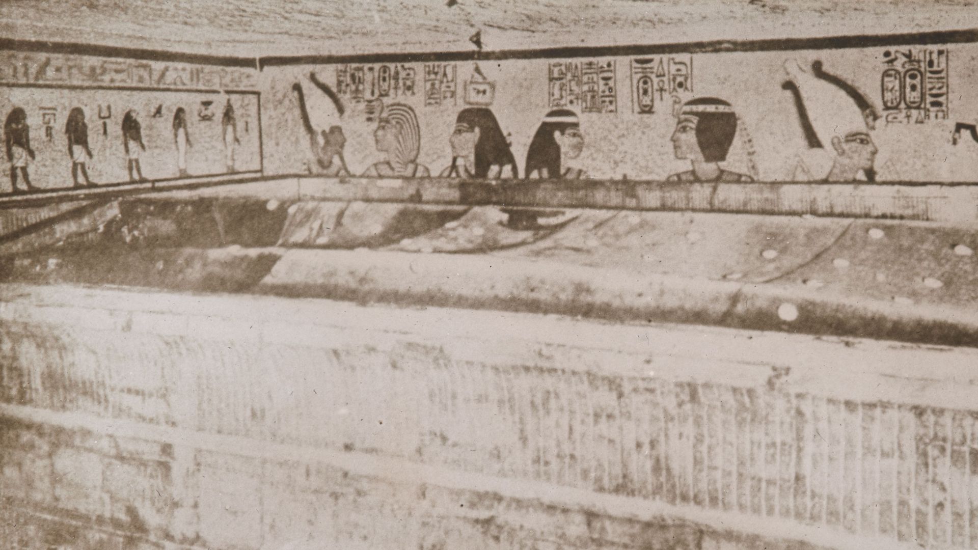 TitleVallei der Koningen. Tombe van Toetanchamon: Grafkamer. Noordelijke muur: Muurschildering van Toetanchamon, Osiris en NoetAuthorBurton, Harry (English archaeological photographer, 1879-1940) (photographer)SeriesEuroPhot. Archaeology. Ancient. Archite