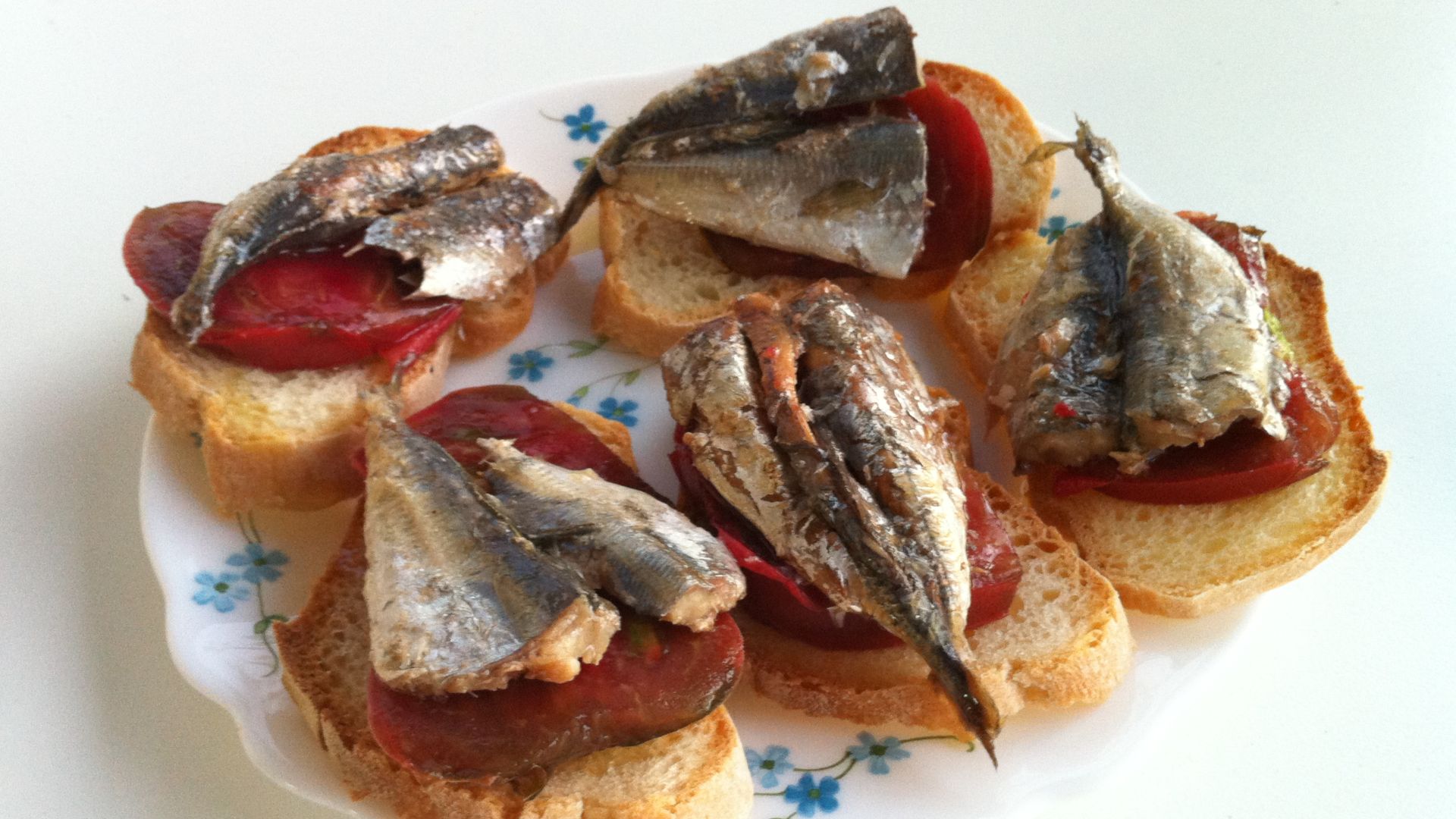 Tapas von Sardine auf Tomate