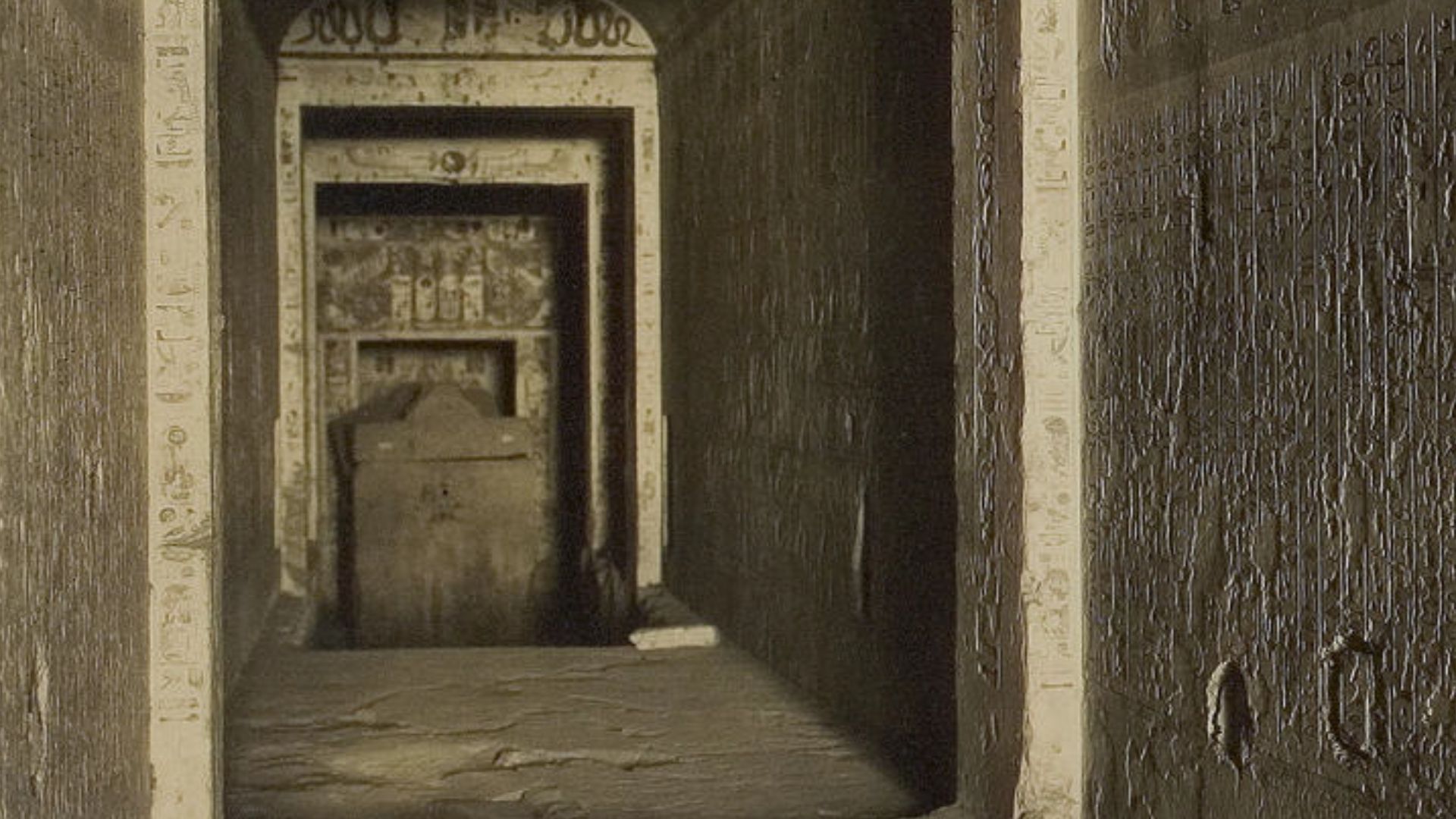 Harry Burton: Tutankhamun tomb photographs: a photographic record in 5 albums containing 490 original photographic prints ; representing the excavations of the tomb of Tutankhamun and its contents. Vol. 1