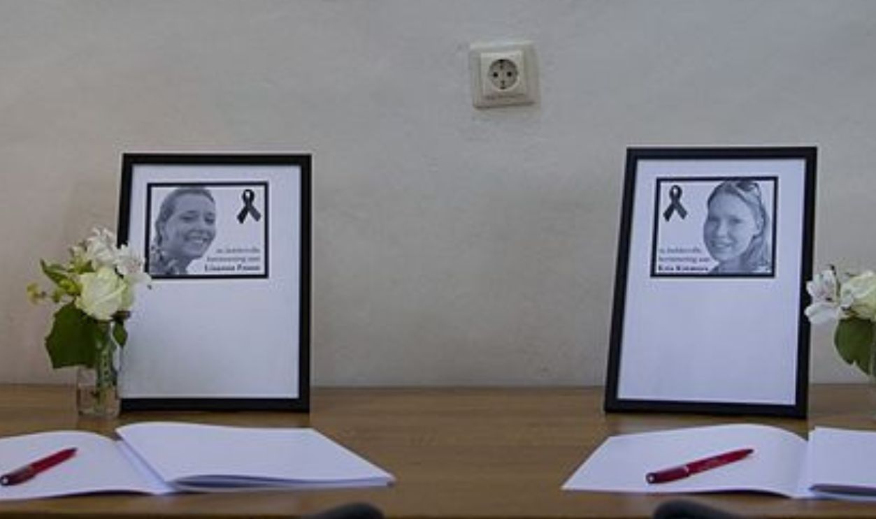 Books of condolence are pictures next to photos of Lisanne Froon (L) and Kris Kremers in the city hall of Amersfoort, the Netherlands, on June 25, 2014. Human remains found in a remote area of jungle in Panama have been confirmed to be those of missing Dutch women Lisanne Froon and her friend Kris Kremers, who were last seen in Boquete, a province of Bocas del Toro 500 km northwest of the Panamanian capital, on March 31 and were declared missing on April 2, 2014. AFP PHOTO / ANP / JEROEN JUMELET --NETHERLANDS OUT--