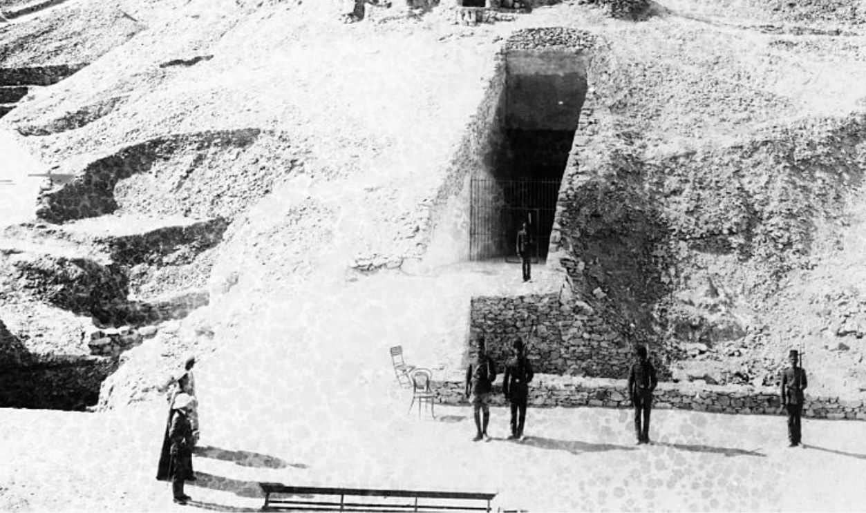 A monochrome photograph showing guards standing outside the tomb of Tutankhamon in Egypt in the 1920s.