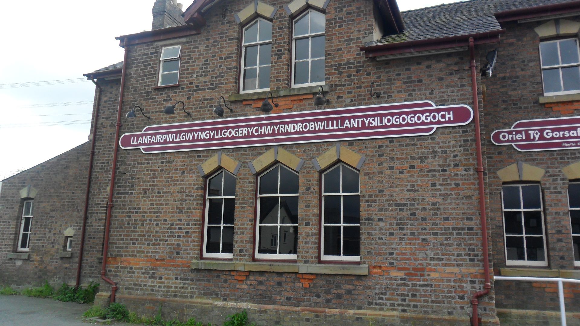 Llanfairpwllgwyngyllgogerychwyrndrobwllllantysiliogogogoch Station II