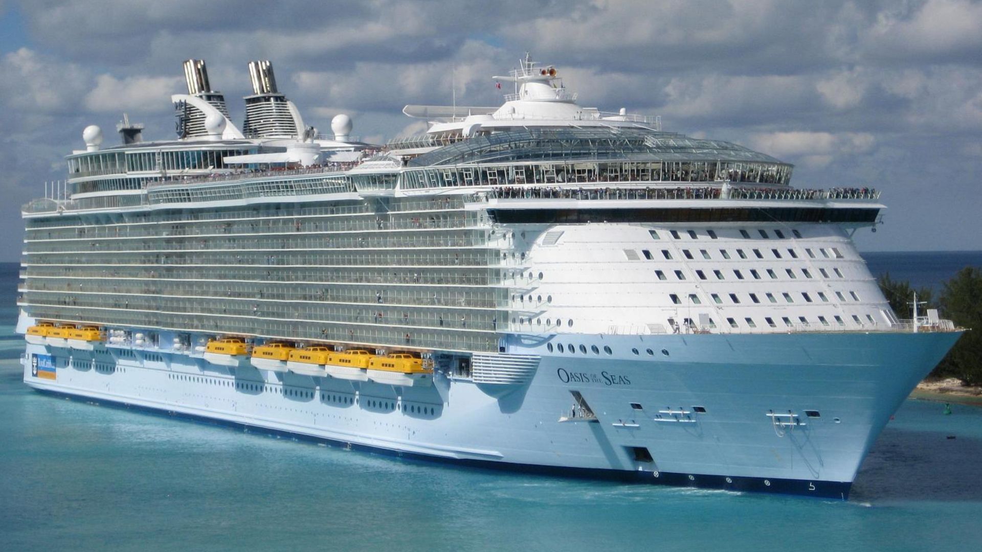 Oasis of the Seas entering the port at Nassau, Bahamas in January 2010.