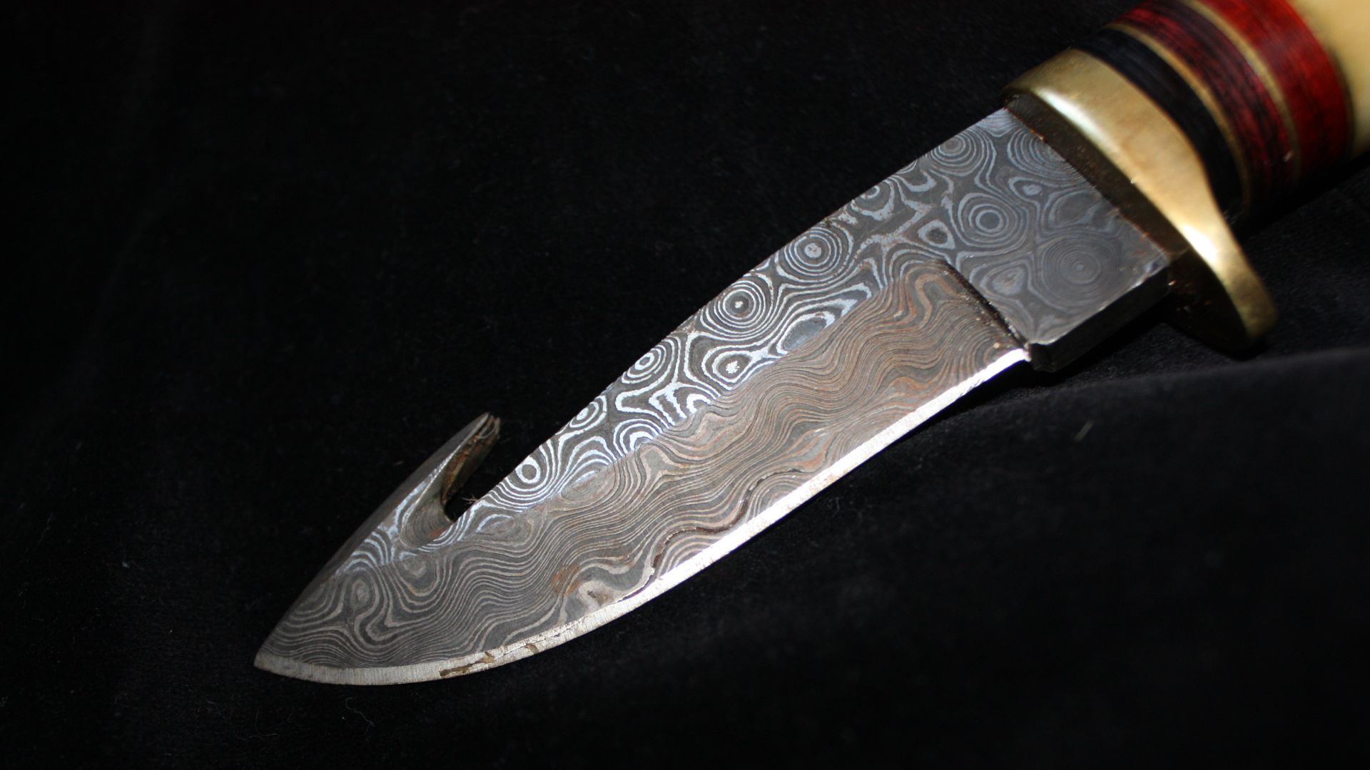 Damascus steel hunting knife