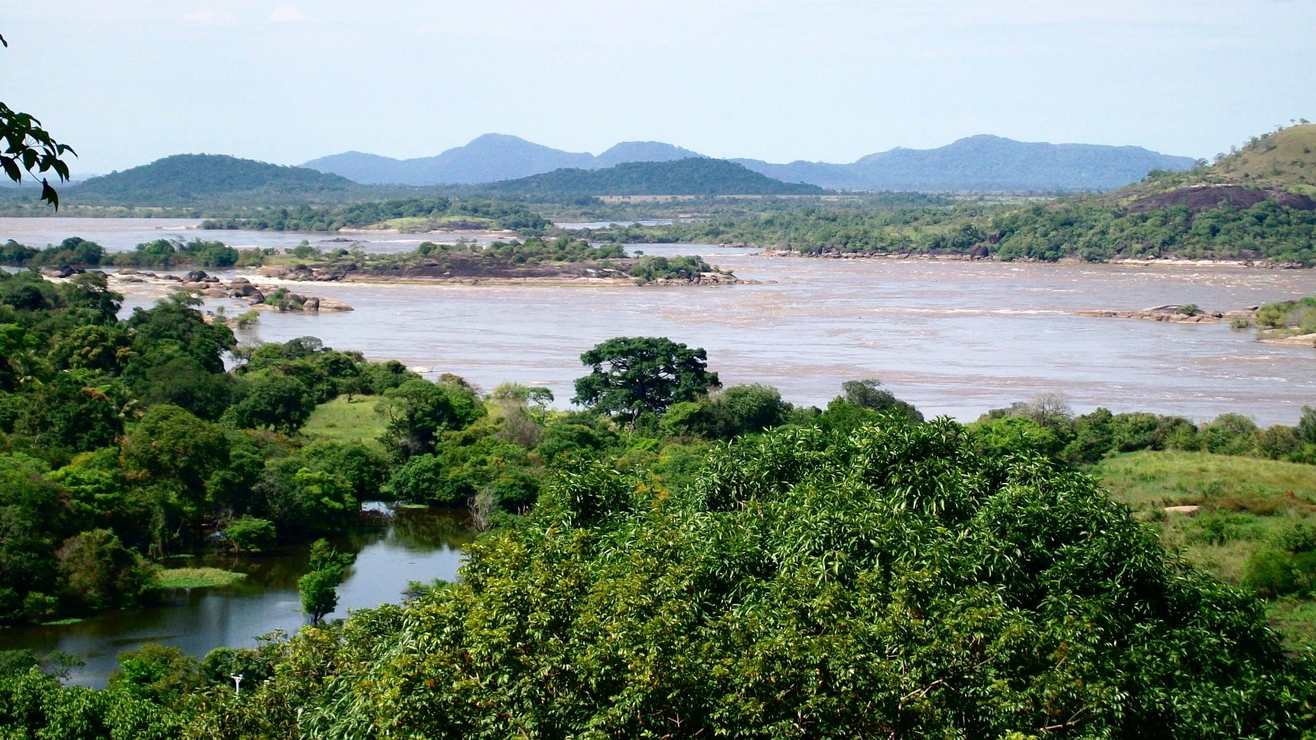 el rio orinoco visto desde el cerro perico decembocando en las orillas de la ciudad de pto ayacucho
