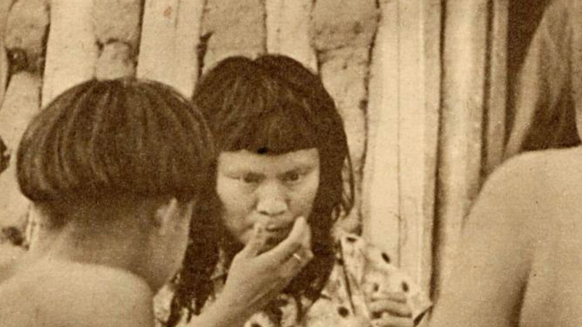 Part of a serialized photoreportage on the alleged romance between Diacuí and Ayres. Here, Diacuí wears her wedding ring.