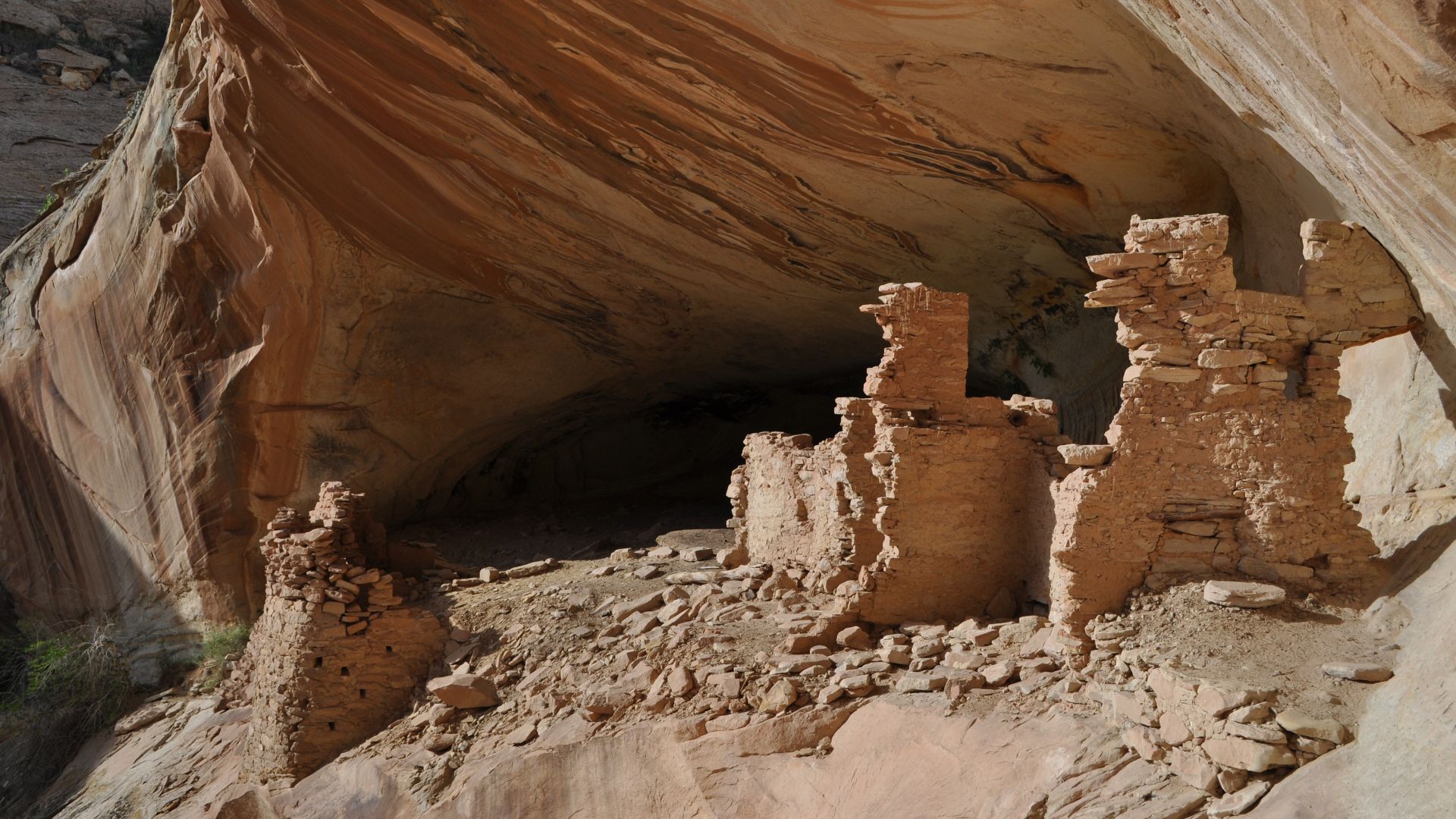 Monarch Cave Ruin cliff dwelling on Comb Ridge outside of Bluff, Utah.