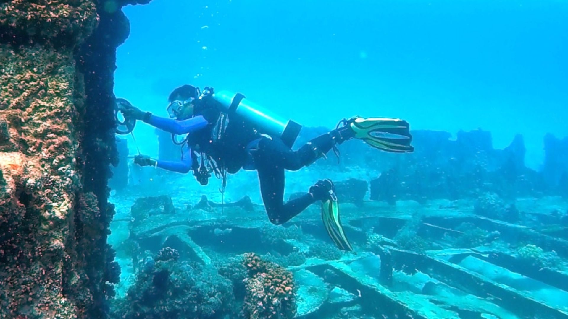 This is a shipwreck engine that is being measured by underwater archeology. This shipwreck uses coal as fuel.