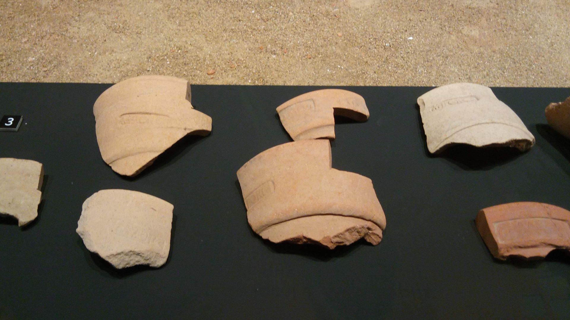 Tituli picti o marques sobre vores i pivots d'àmfores laietanes de la segona meitat del segle I aC. Porten les següents inscripcions: C. MVCI, Q. MEVI, MEVI, M. PORCI, CELSI EV., NI.