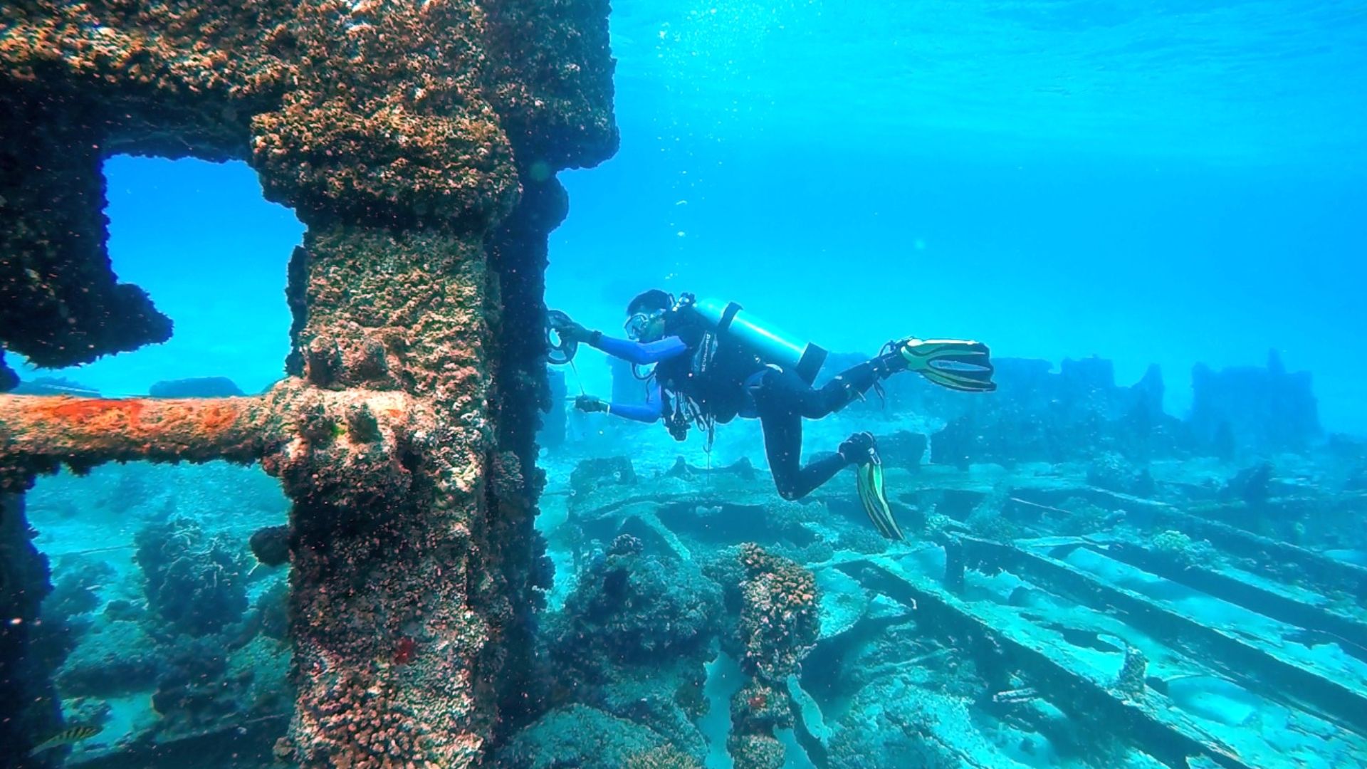 This is a shipwreck engine that is being measured by underwater archeology. This shipwreck uses coal as fuel.