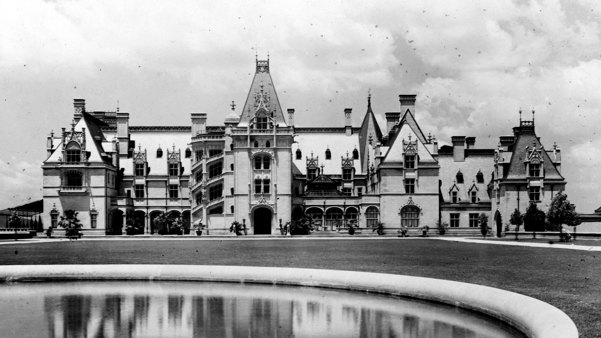 Biltmore House, with reflecting pool in the Biltmore gardens Esplanade (1900).
At the Biltmore Estate, Asheville, North Carolina.