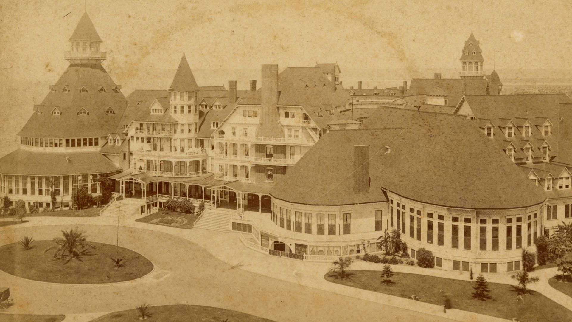 A photographic postcard of the Hotel del Coronado (front, exterior, 1890s)