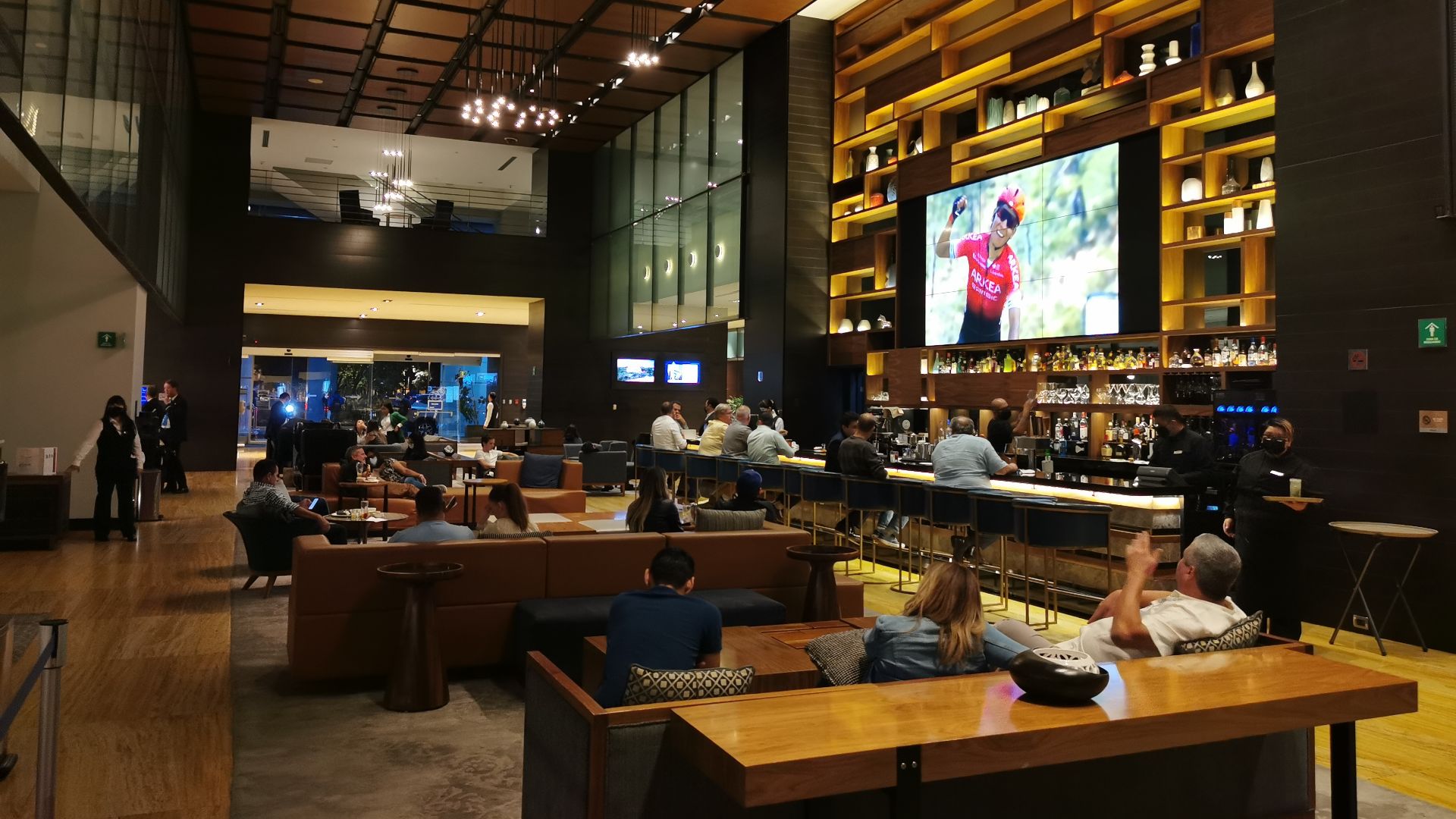 Image of the lobby of the Hilton Mexico City Reforma hotel.