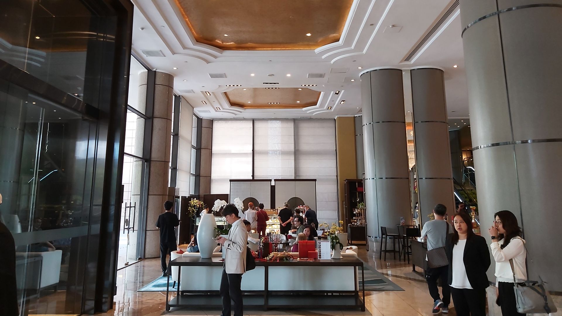 臺北君悅酒店大廳。