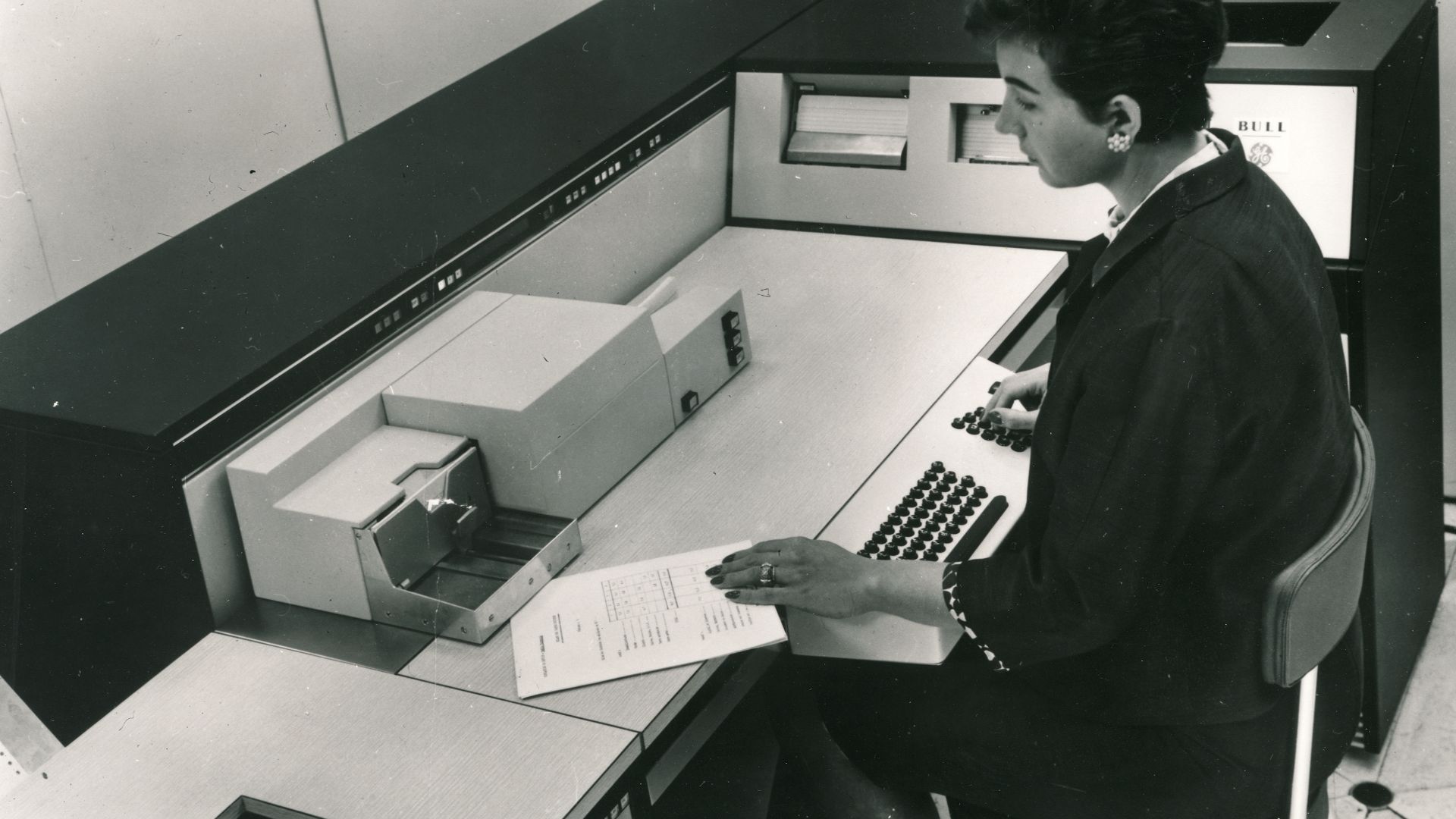 Bull General Electric is now introducing in its range of computers a new piece of equipment called Series 50, which will replace the classic punched card machines and give even small businesses the opportunity to use advanced data processing methods. The 