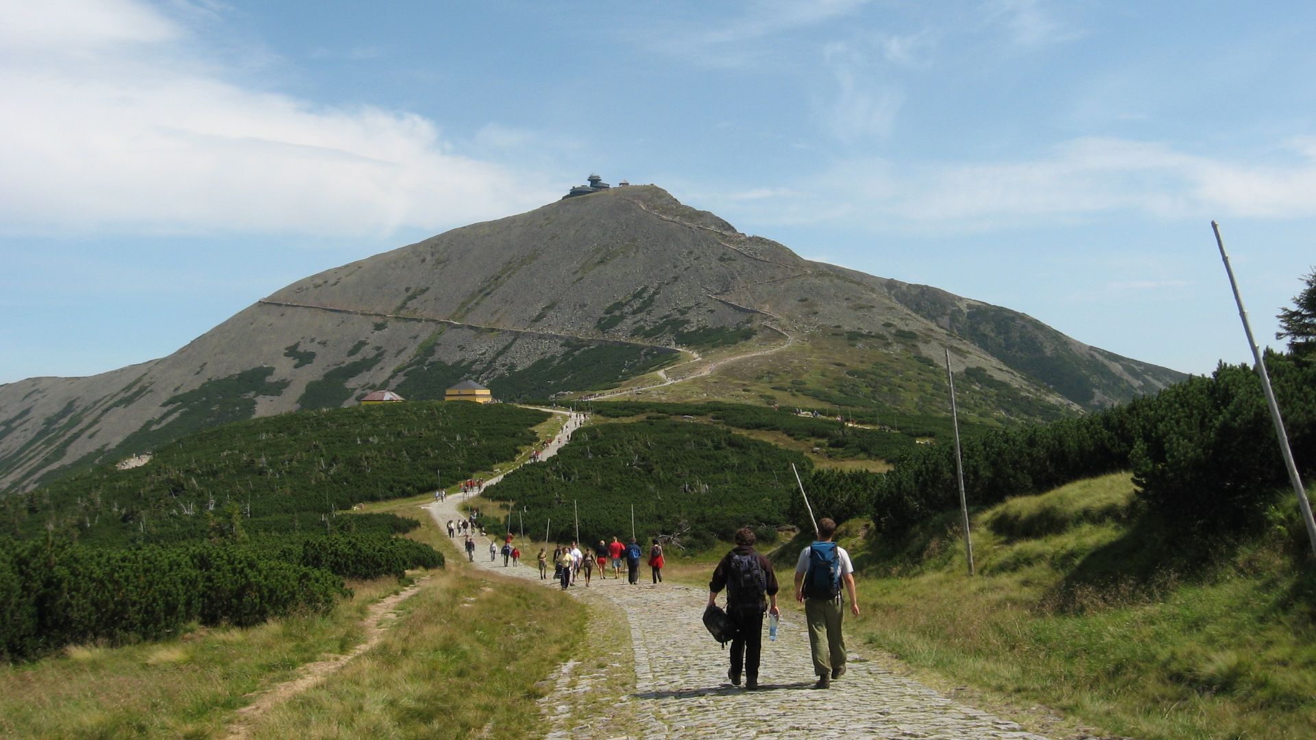 Śnieżka mountain seen from west. Visible: yellow tourist shelter Śląski Dom, diagonal Jubilee Road (blue trail) and red trail climbing to the top.