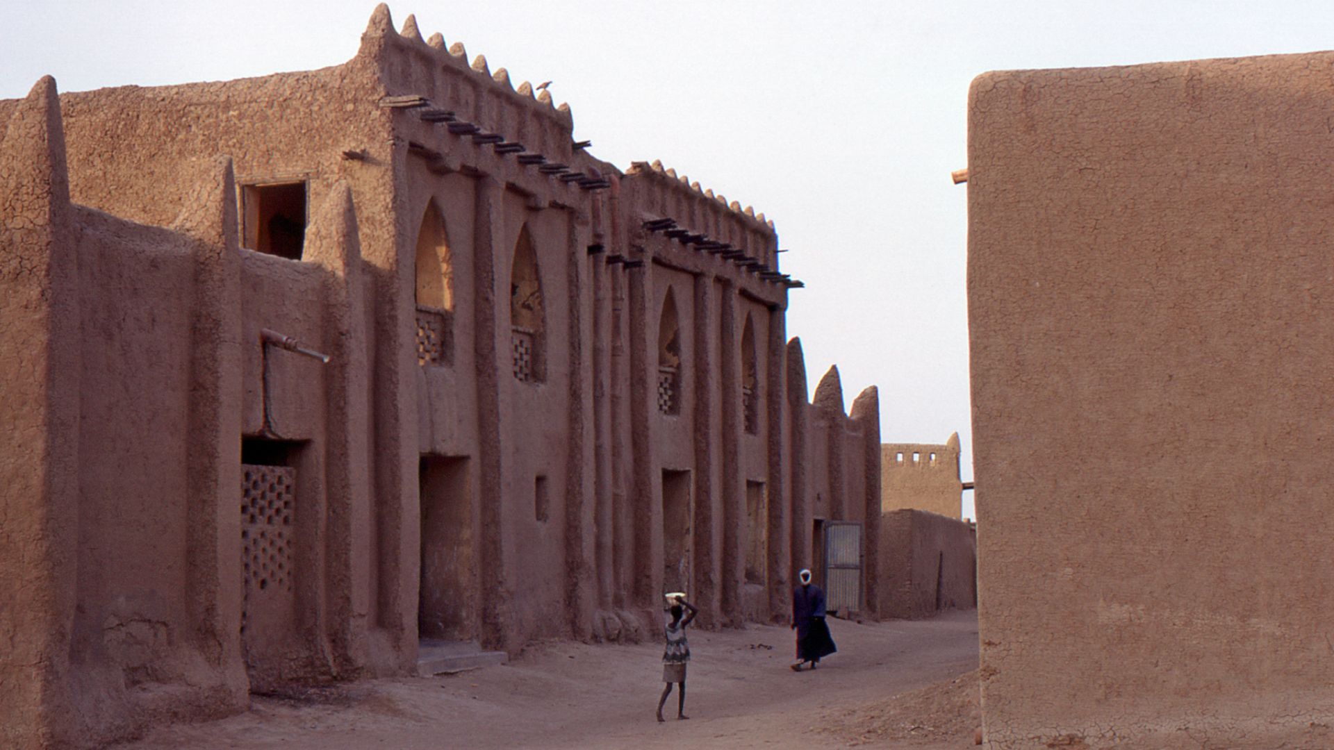 A street in Djenne, Mopti, Mali, near the Grand Mosque in the early morning. Capture Date 1972/12/27. Scan Kodachrome slide.