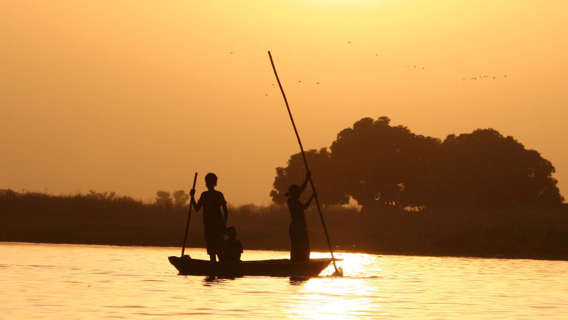 Mali fishermen on the niger river of the ethnic group Bozo.