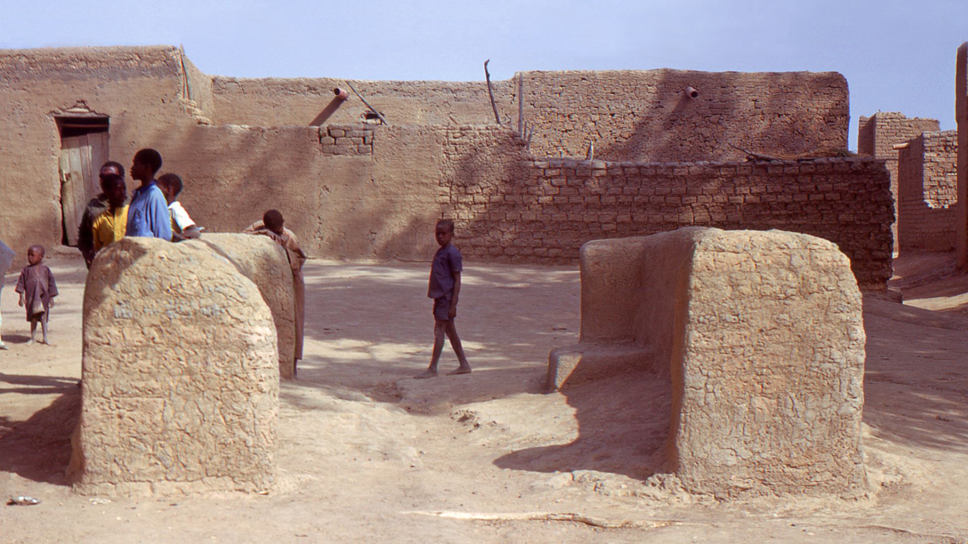 Tombeau de Tapama Djenepo, sainte fondatrice de Djenné, Mali, en décembre 1972.