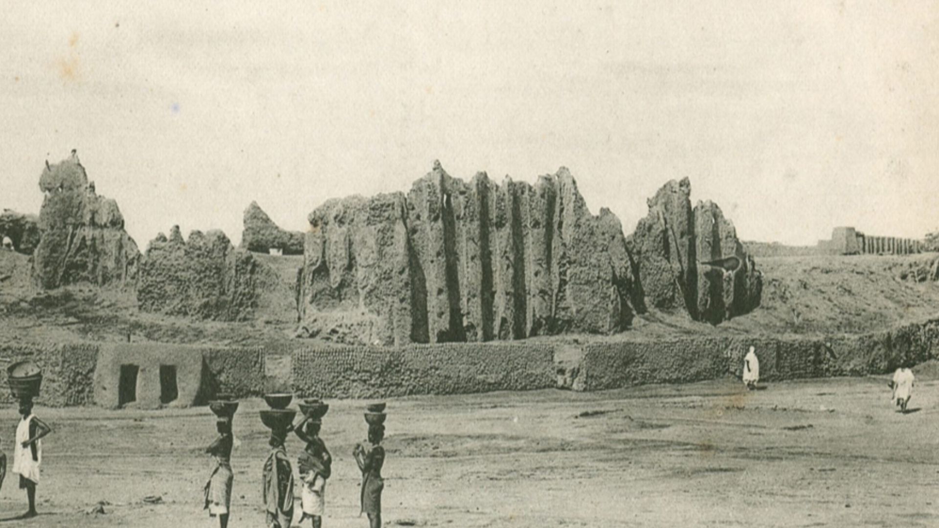 Collection Générale Fortier, Dakar 413: Ruines de l'ancienne Mosquée
A postcard by Edmond Fortier showing the ruins of the ancient mosque in Djenné. The view shows the northeast corner of the mosque with the eastern (qibla) wall on the left and the north 