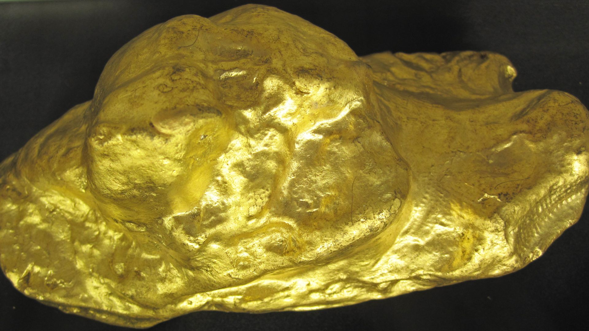 Replica of a large alluvial gold nugget from Australia. (public display, South Dakota School of Mines and Technology Museum of Geology, Rapid City, South Dakota, USA)
A mineral is a naturally-occurring, solid, inorganic, crystalline substrance having a fa