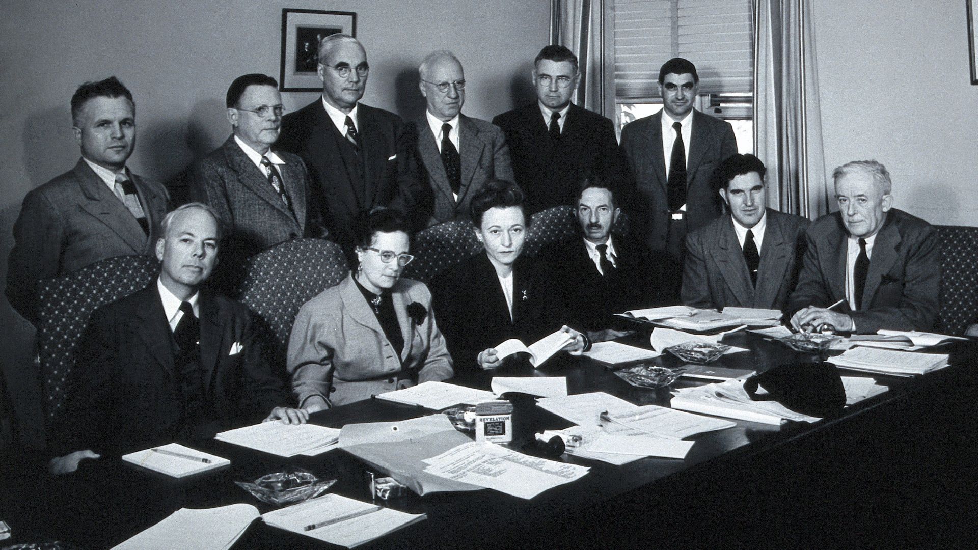 A meeting of twelve scientists on tropical medicine. Photograph.
Iconographic Collections
Keywords: portrait photographs