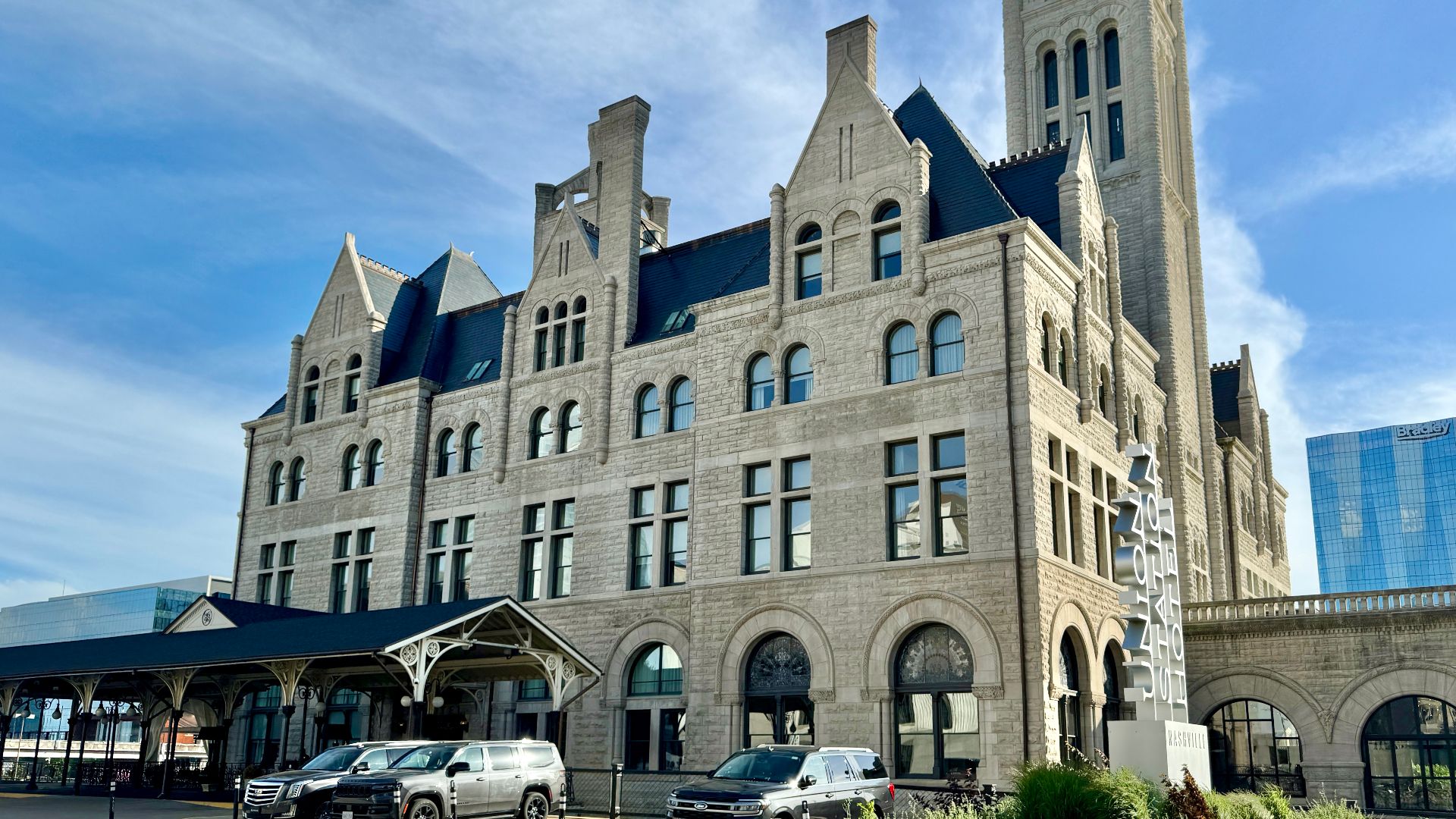 Built in 1898-1900, this Richardsonian Romanesque Revival-style building was designed by Richard Montfort to serve as a Union Railroad Station for the city of Nashville.  The building is clad in rough-hewn stone with roman arched bays on the first and thi