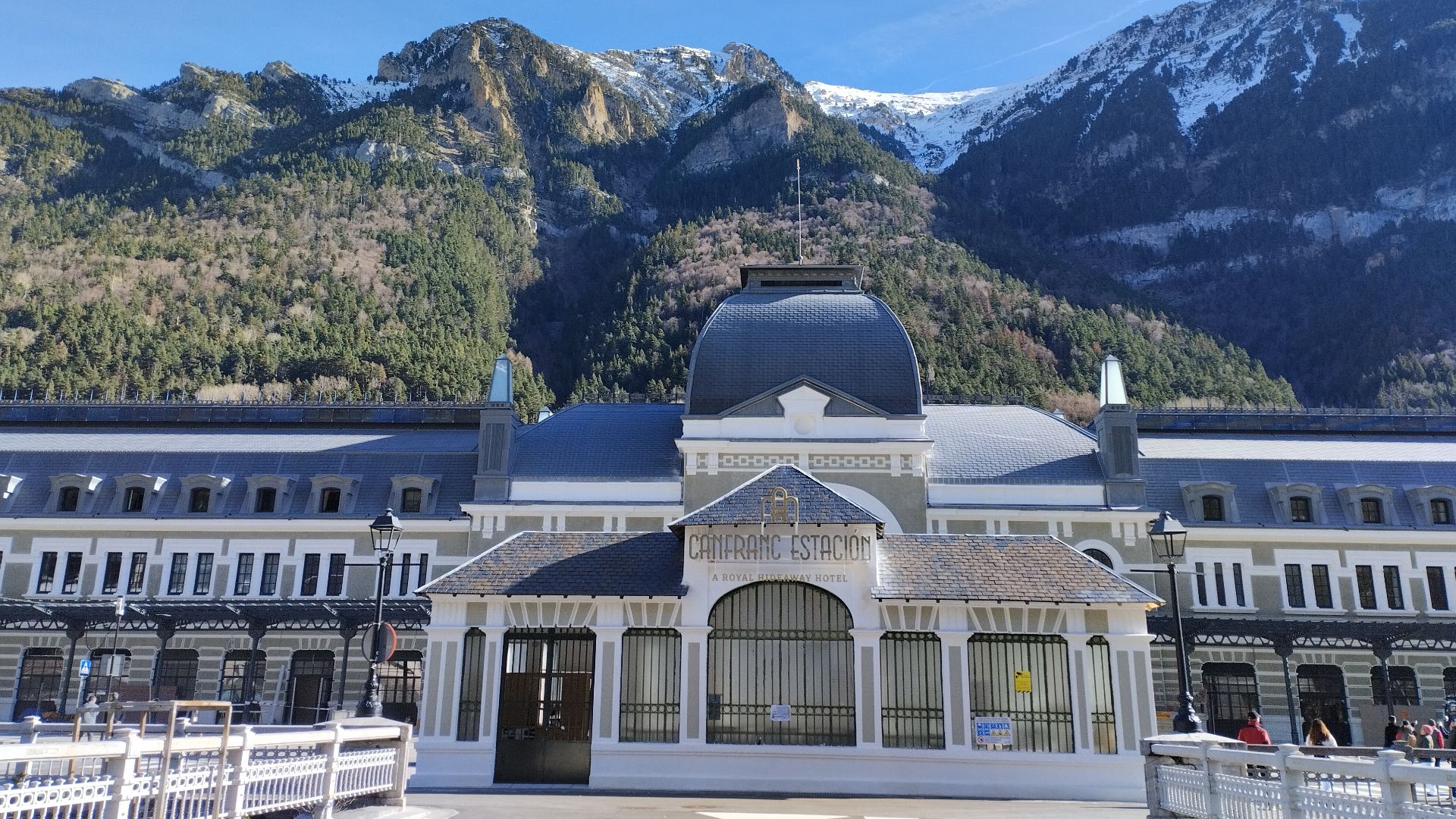 Canfranc Estación. Puerta de acceso