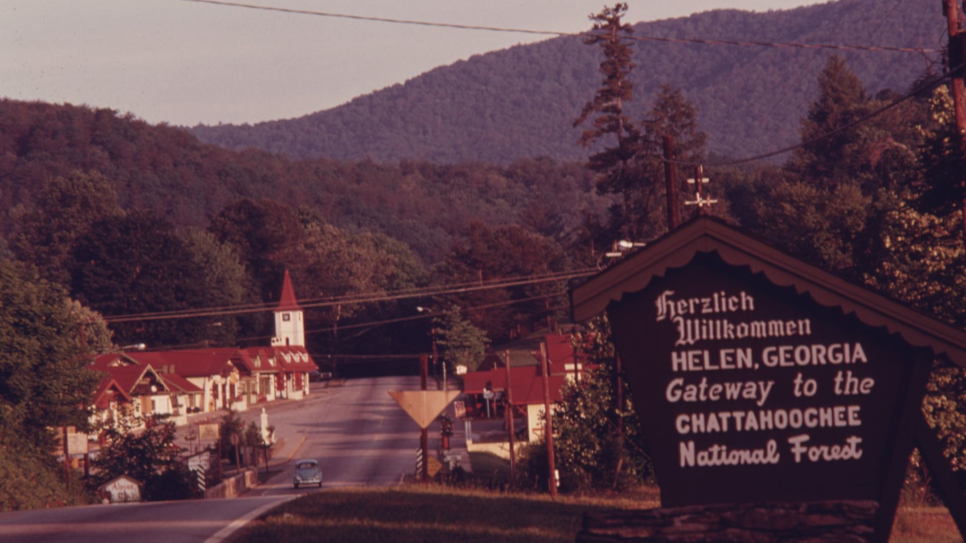 File:ENTRANCE TO HELEN, GEORGIA, NEAR ROBERTSTOWN. MAIN STREET SHOPS LINE HIGHWAY 17-75. THE TOWN WAS A TYPICAL GEORGIA... - NARA - 557652.jpg
