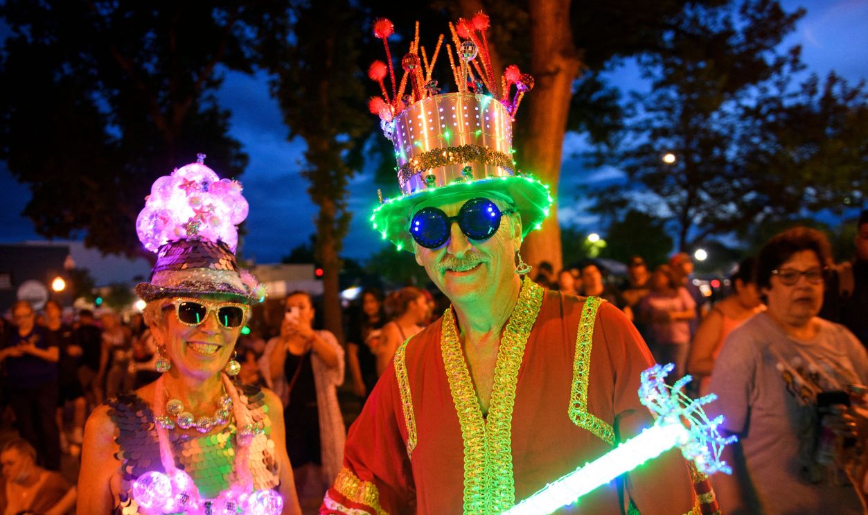 Getty Images - 1233779469 - Donna Danish, in costume as an alien lady, and Joe Danish, in costume as a Flux capacitor from the film Back to the Future, attend AlienFest during the UFO Festival on July 2, 2021 in Roswell, New Mexico.