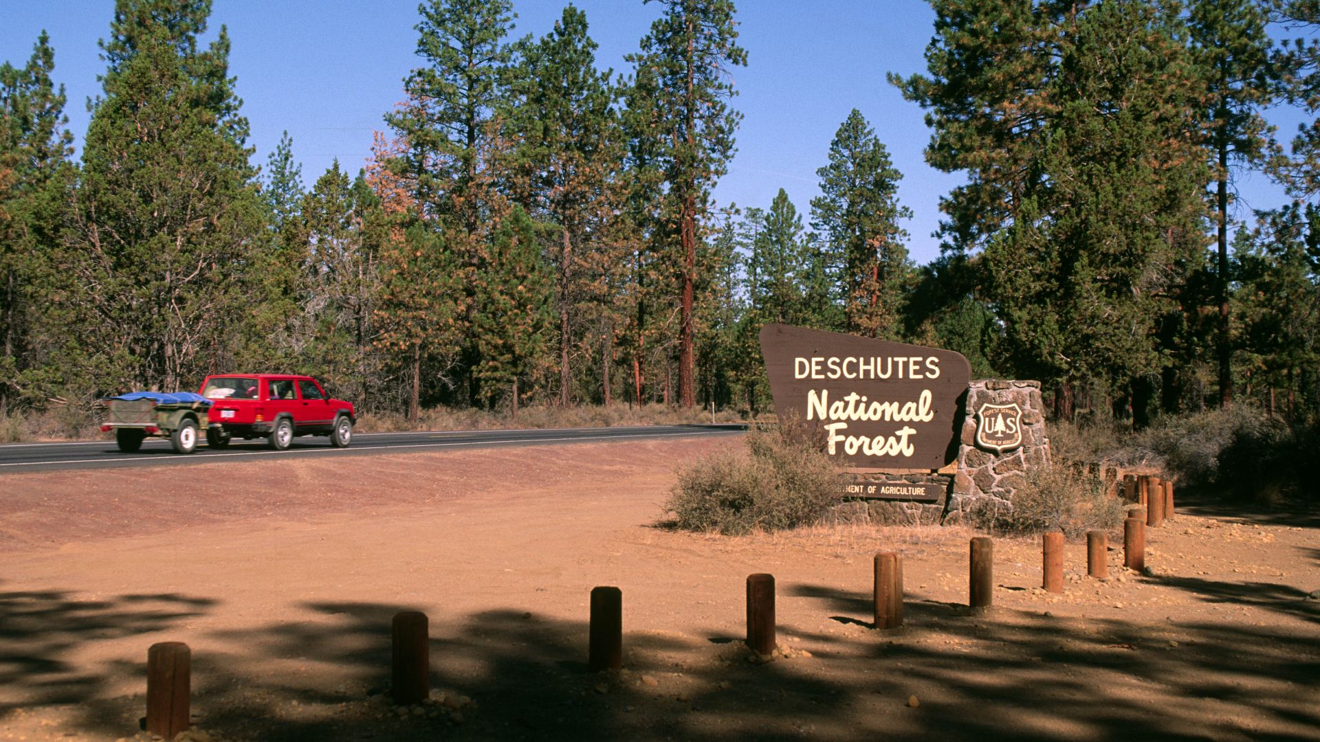 Forest entrance sign, Deschutes National Forest.jpg