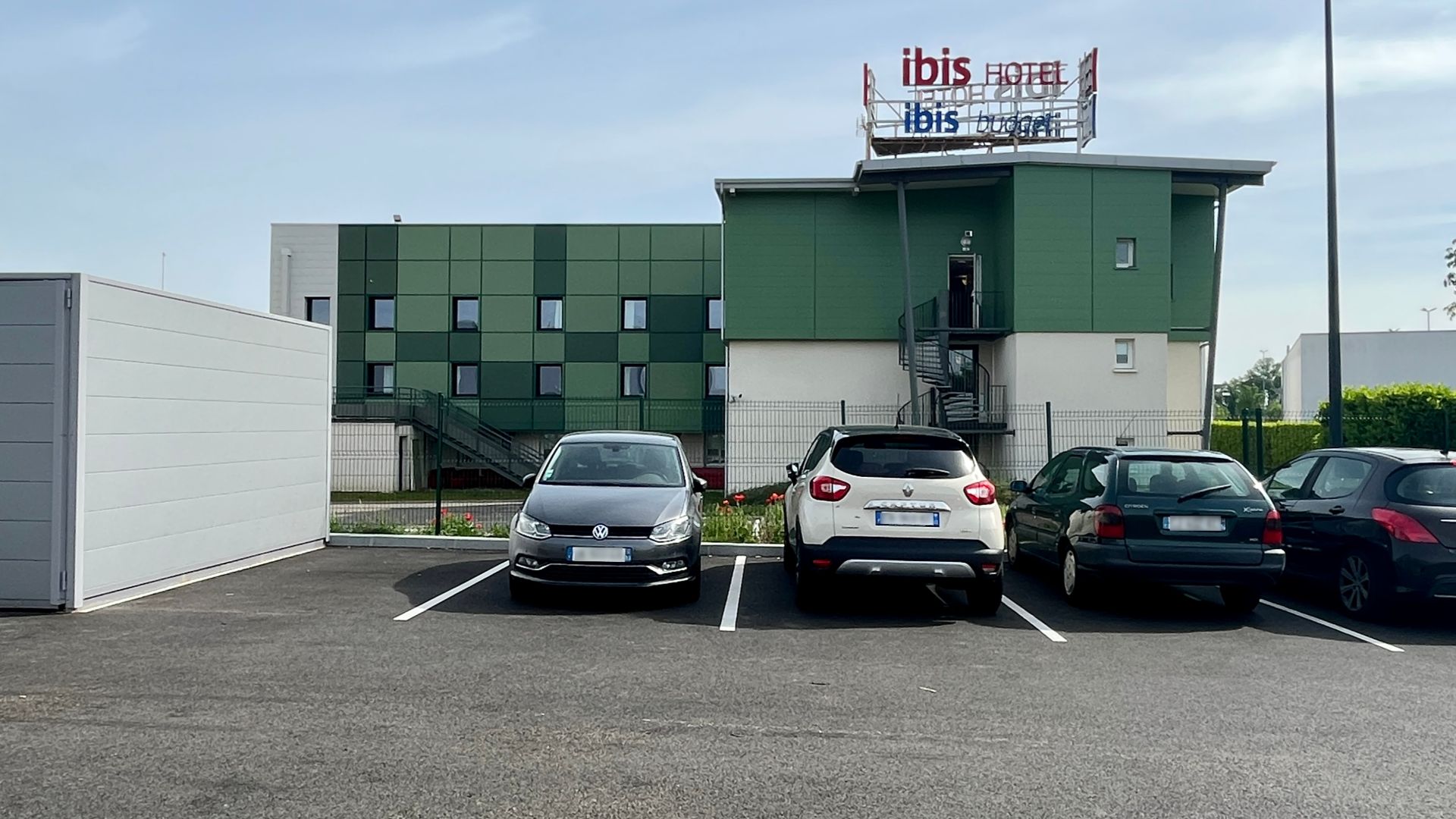 Hôtel Ibis de Beynost depuis le parking de Grand Frais (mai 2023).