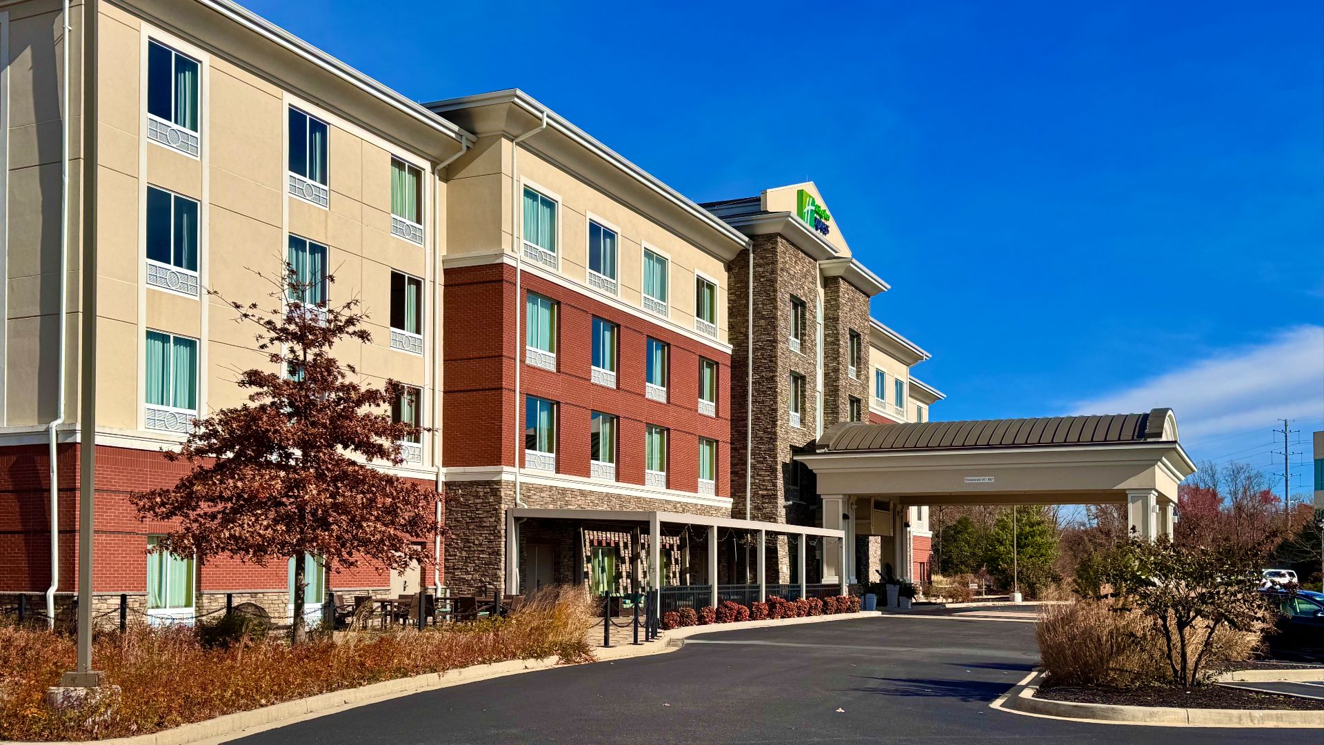 A Holiday Inn Express & Suites hotel in California, Maryland