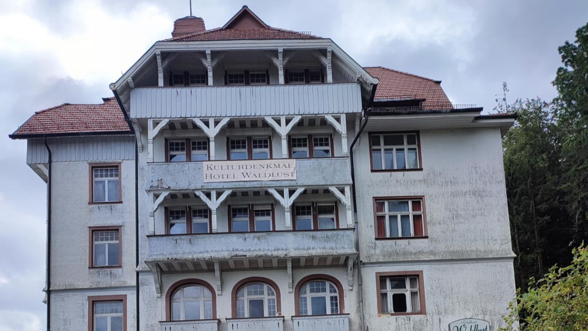 Lost place - das leerstehende Grandhotel Waldlust am Stadtrand von Freudenstadt