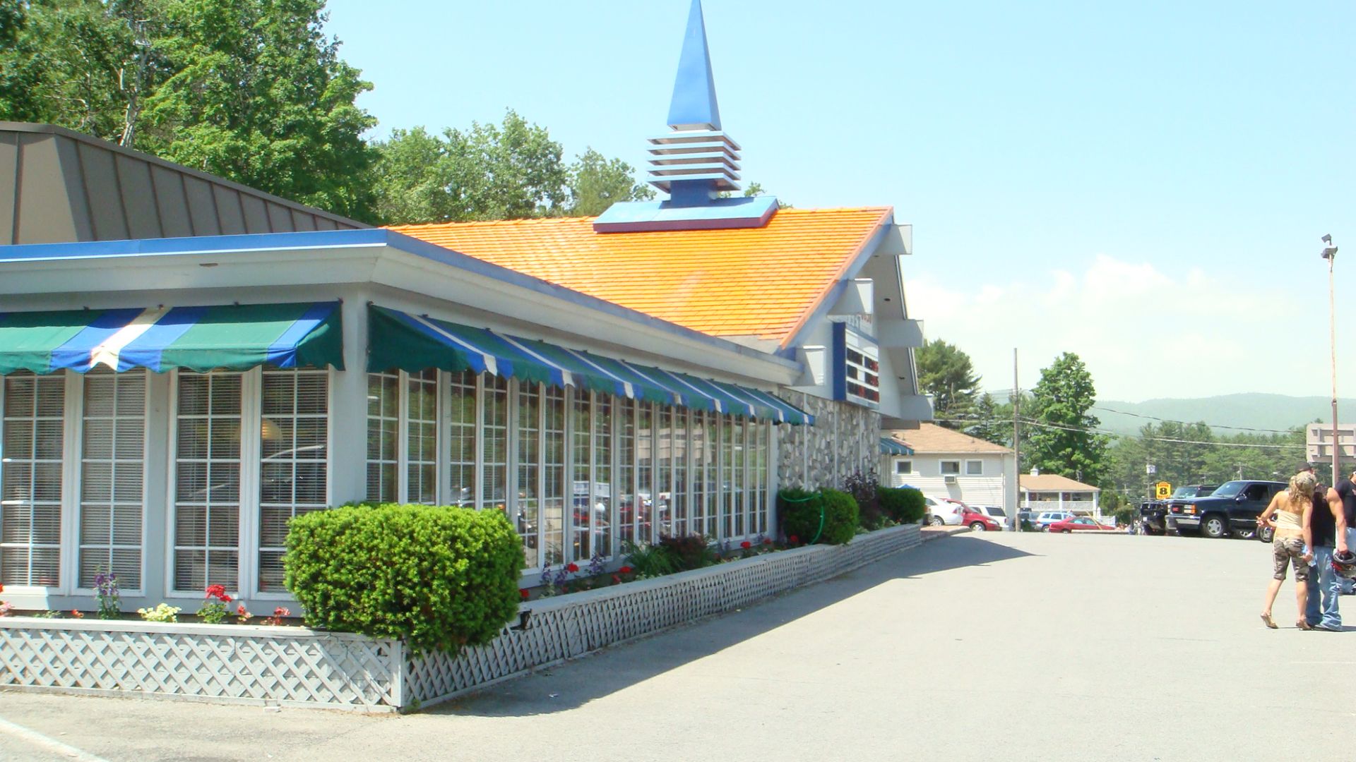 Still operating, one of the the last THREE in the world.  We stopped there and ate lunch - fried clams, yummm . . .
