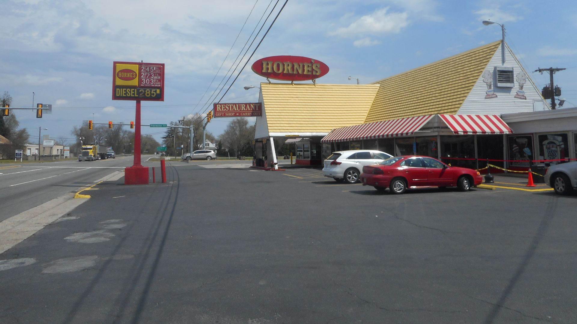 The last surviving Horne's restaurant, gas station, and gift shop franchise in the world, at the southeast corner of US 301 and 17 in Port Royal, Virginia. This view was from the west parking lot along US 301, and shows the canopy over the gas pumps, as w