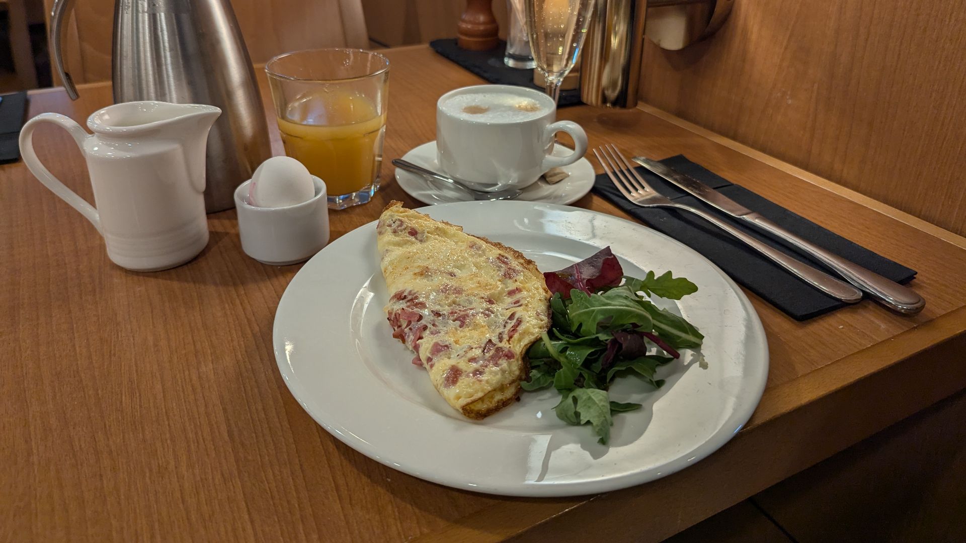 Specialfrukost i Grill House med omelett.