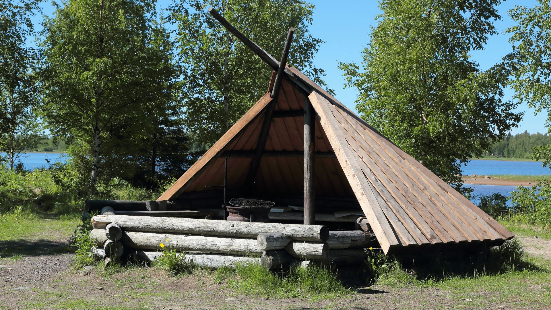 A lean-to in the Maksniemi village of Simo.