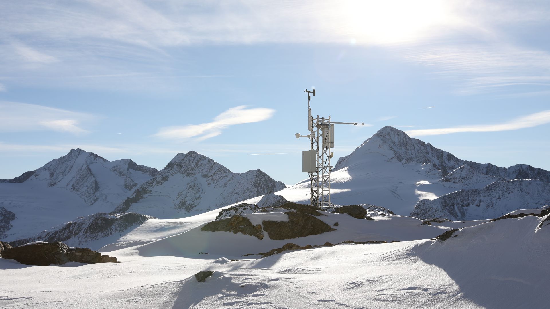 Das Institut für Atmosphären- und Kryosphärenwissenschaften der Universität Innsbruck betreibt eine hochauflösende automatische Wetterstation in der Nähe der Ötzi-Fundstelle am Tisenjoch in den Ötztaler Alpen. Sie wurde unter anderem installiert, um die k