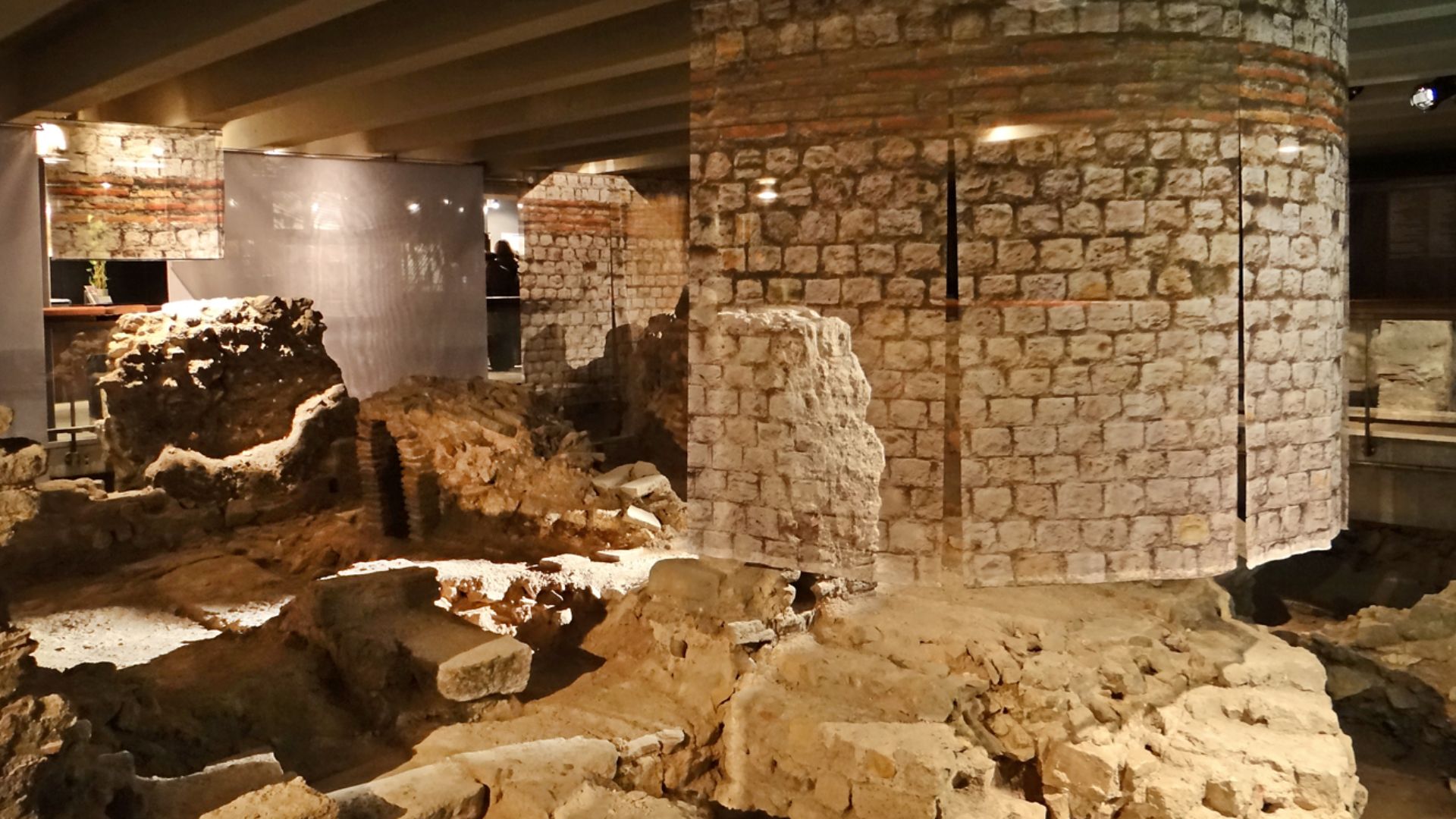La nouvelle scénographie des thermes de la crypte archéologique 
Ces thermes de petites dimensions (175 m2) datent de l'époque du bas Empire romain, IVème siècle (360). La salle tiède des thermes (tepidarium) était, comme la salle chaude (laconicum), alim