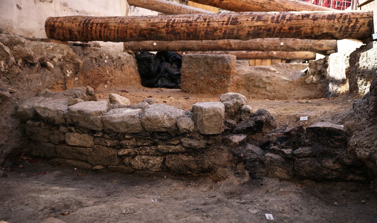 Getty Images - 2296123535 - A photo shows a Gallo-Roman era wall of Lutetia following its discovery in an archaeological site under the Hotel-Dieu hospital on the Ile de la Cite in central Paris, on September 23, 2026.
