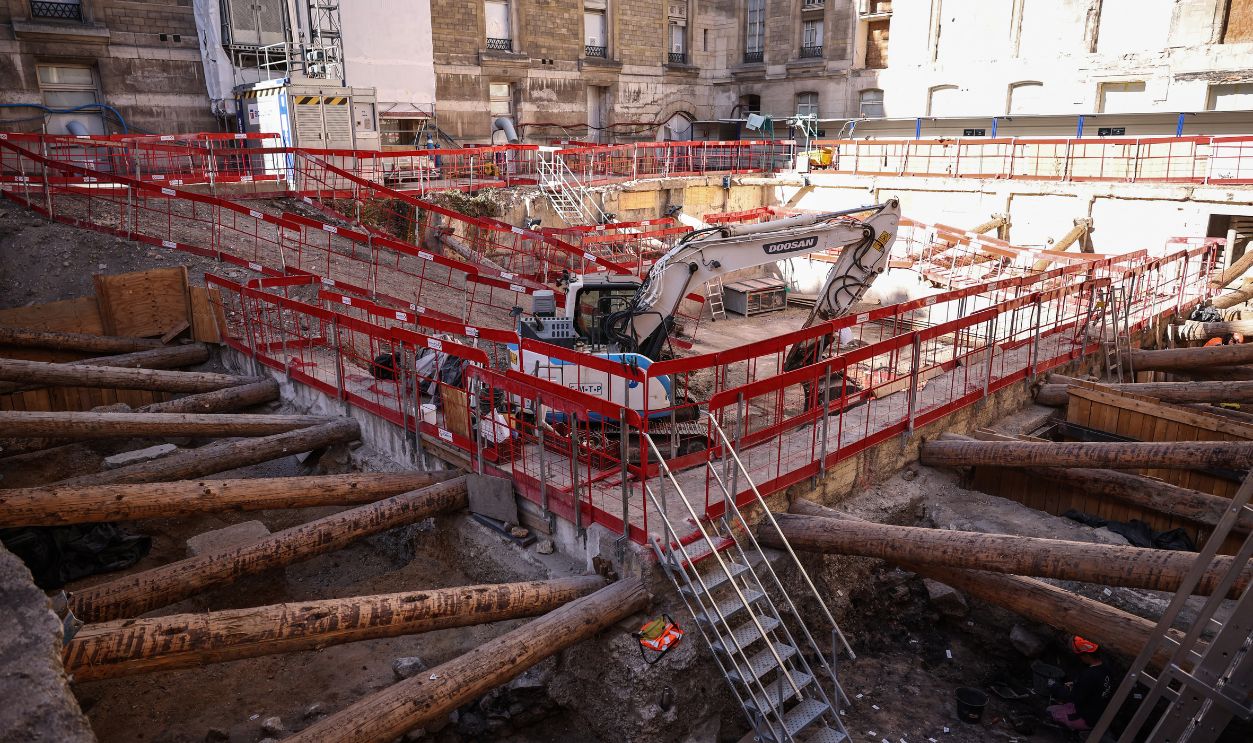 Getty Images - 2296123333 - A photo shows a section of an archaeological site where a Gallo-Roman era wall of Lutetia (L, down) was discovered, under the Hotel-Dieu hospital on the Ile de la Cite in central Paris, on September 23, 2026.