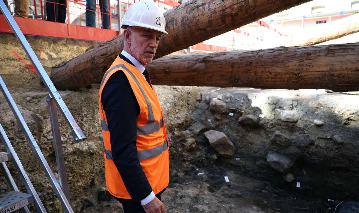 Getty Images - 2296121893 - Paris Mayor Emmanuel Gregoire visits an archaeological site following the discovery of a Gallo-Roman era wall of Lutetia under the Hotel-Dieu hospital on the Ile de la Cite in central Paris, on September 23, 2026.