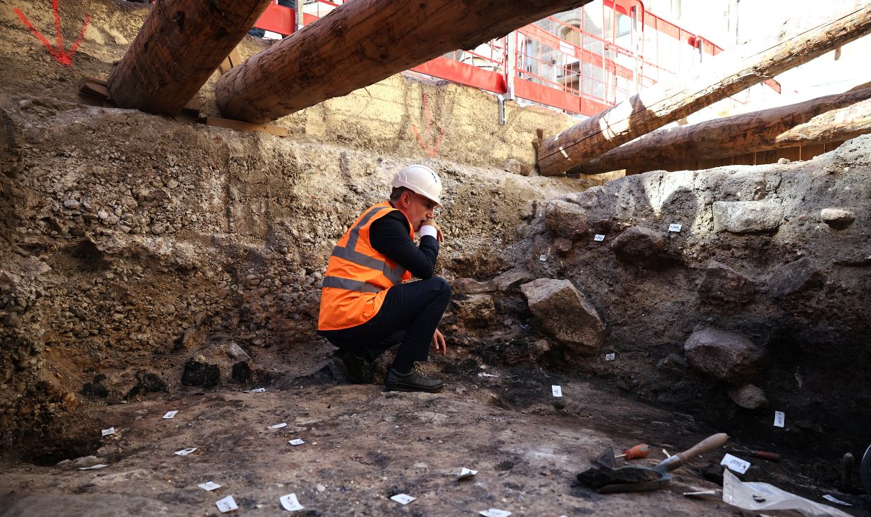 Getty Images - 2296120845 - Paris Mayor Emmanuel Gregoire visits an archaeological site following the discovery of a Gallo-Roman era wall of Lutetia under the Hotel-Dieu hospital on the Ile de la Cite in central Paris, on September 23, 2026.