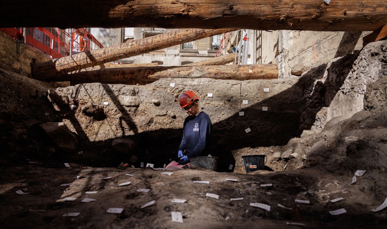 Getty Images - 2296126308 - Elodie Perugini, archeologist for the city of Paris, carries out excavations at an archaeological site under the Hotel-Dieu hospital on the Ile de la Cite in central Paris, on September 23, 2026. A Gallo-Roman era wall of Lutetia was recently discovered at the site.
